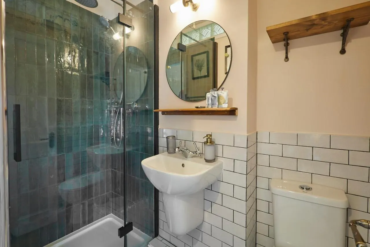 Host & Stay - Lop Hall Danby